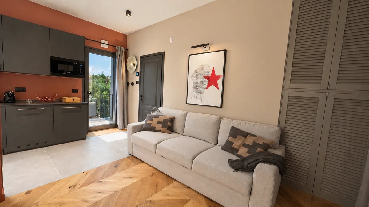 Panoramic Suite Red — image 9